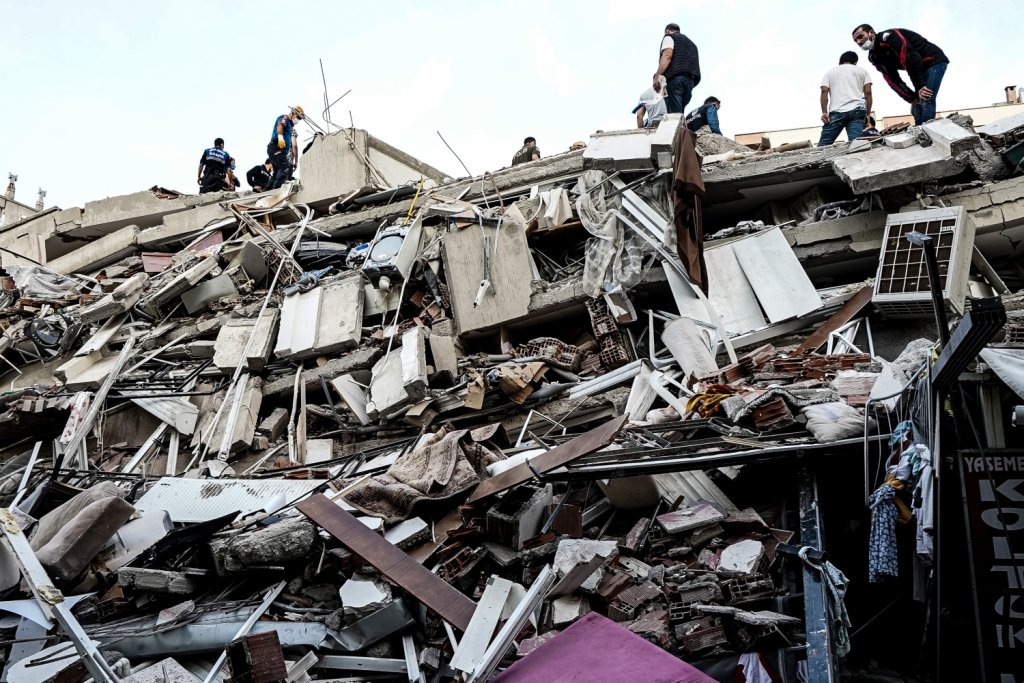 Срутените сгради в едноименния град Измир, дом на 3 милиона души, са поне 20.