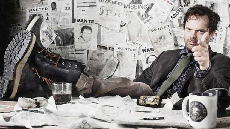 Бекстром (Backstrom)
Новото шоу на FOX е дело на създателя на „Кости” – Харт Хенсън. Неговият първи сезон вече стартира в Щатите и започна у нас на 3 март по Fox Crime. Сериалът разказва за сержант Еверет Бакстром – изключително циничен, мърляв пияница, който обаче, е добър детектив. Запратен от своите началници в някаква измислена полицейска група, той се опитва да разреши максимално много престъпления, за да се върне в отдел „Убийства” или поне да се докаже. Най-големият плюс на шоуто, освен умният диалог и различният подход към криминалните случаи, е кастът. Рейн Уилсън познат ни от „Офисът” е в ролята на Бекстром. Рейн е перфектният избор за неприятния инспектор, заради чувството си за хумор, странната си визия и гигантския си талант.