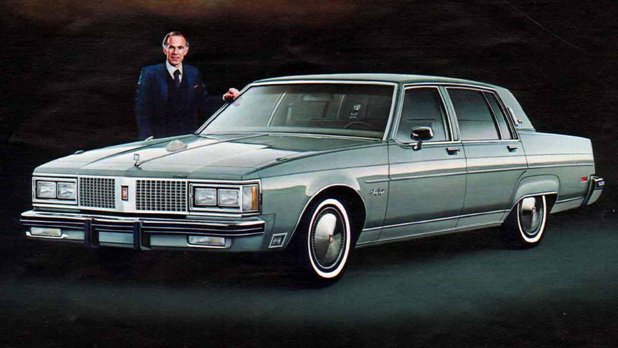 Гамата V6 и V8 дизелови мотори на Oldsmobile – включително и несполучливия 5,7-литров LF9 V8, базиран на бензинов двигател със същия работен – са тези, на които дизелите дължат лошото си име в Щатите. Тази гама мотори е създадена, за да отговори на търсенията на клиентите по време на петролната криза от 70-те години и за известно време дизеловите автомобили са изключително търсени в Щатите, но скромните им динамични качества и пословичната им ненадеждност ги обричат на отрицание. Типичен пример за това е този Oldsmobile 98 Regency от 1982. До 1985 дизеловите автомобили изчезват от пазара в Щатите, при това за дълго.
(Снимка: General Motors)