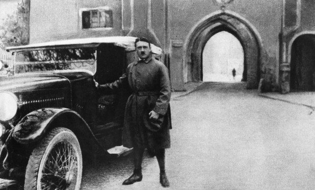 Току-що освободен от затвора в Ландсберг през 1924, Хитлер инсценира една фотографска лъжа. На снимката бъдещият диктатор стои в победоносна поза през входа на затвора. В същия ден обаче Хитлер не е сниман пред ...