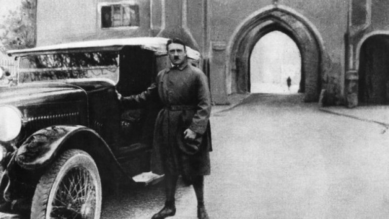 Току-що освободен от затвора в Ландсберг през 1924, Хитлер инсценира една фотографска лъжа. На снимката бъдещият диктатор стои в победоносна поза през входа на затвора. В същия ден обаче Хитлер не е сниман пред ...