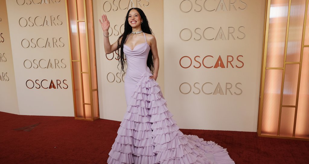 Чейз Инфинити от "Битка след битка" позира в лилава рокля на Louis Vuitton.