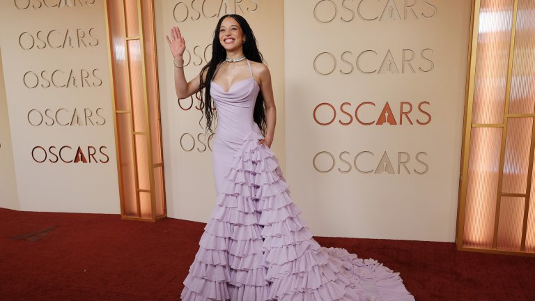 Чейз Инфинити от "Битка след битка" позира в лилава рокля на Louis Vuitton.