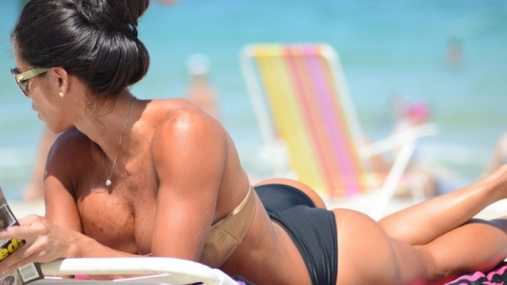 Michelle-Lewin-Heats-Up-Miami-Beach-in-a-Bikini-11
