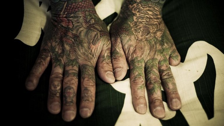 Освен татуси по целите ръце, този мъж има и един отрязан пръст. Според Антон Къстърс, той е отрязан "на два пъти" 

Снимка: antonkusters.com