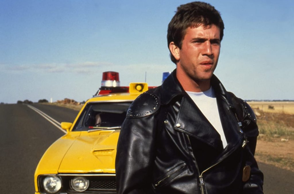 Мел ГибсънПродукцията "Лудия Макс" се превръща в боксофис хит за времето си и успява да донесе 100 млн. долара, което за 1979 г. е колосално число. На този фон за главната роля е избран актьор, който по това време е изключително слабо познат в САЩ, а какво остава извън Америка - Мел Гибсън. Той обаче се справя брилянтно и става лицето на филма. Оттам нататък вече е отворен пътя за една от големите легенди на Холивуд.