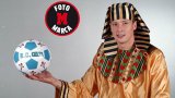 Любо Пенев като фараон при представянето си като футболист на Селта Виго за "Марка"
