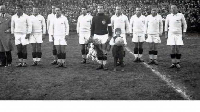 Югославският тим преди мача с Бразилия на Световното първенство през 1930 г. Съставеният само от сърби отбор бие изненадващо с 2:1 в Монтевидео