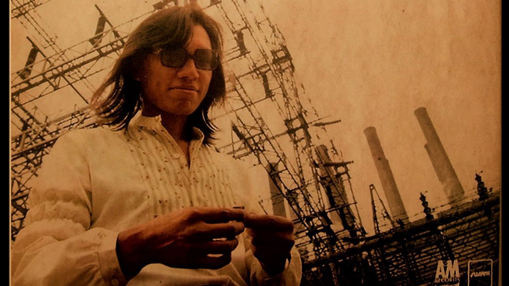 "В търсене на Шугърмен" (Searching for Sugar Man)Година:2012Това е толкова куриозна история, колкото само животът може да сътвори - Сиксто Родригес е почти никому известен фолк и кънтри певец в Детройт през 70-те. Неговата кариера обаче удря на камък и той оставя музикалната кариера зад гърба си и започва да работи по строежи. Без обаче въобще да подозира, музиката му е абсолютен хит в Южна Африка, където около името му има култ, а легендите гласят, че той се е самоубил още през 90-те. Можете ли да си представите какво се случва, когато двама души разбират, че това не е така? Един пълен стадион и една мечта, изтупана от прахта. Ако не сте гледали продължението на тази история, взела и "Оскар", то задължително трябва - достъпна е в Netflix и Amazon Prime.