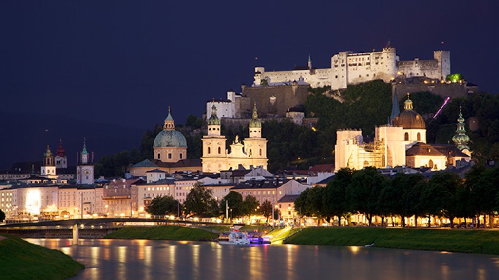 Old_Town_Salzburg_across_the_Salzach_river