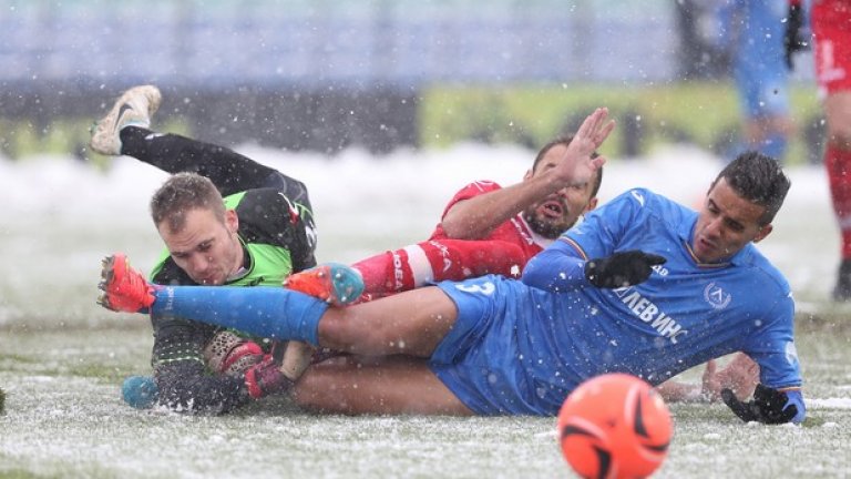 Левски - ЦСКА продължава да е най-чаканият мач в родния футбол. Но се оказва, че двата гранда са зависими донякъде и от пари, осигурени от боса на Лудогорец - тимът, който диктува модата от 3 години.