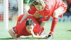 Април 1999 г. Роби Фаулър шмърка линията след поредния гол във вратата на Евертън, в отговор на обидни скандирания, че е наркоман.