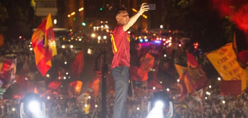 Десетки хиляди се изляха на Palazzo della Civiltà и трогнаха Дибала