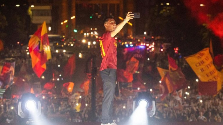 Десетки хиляди се изляха на Palazzo della Civiltà и трогнаха Дибала