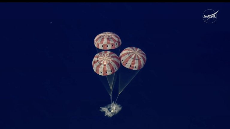 Историческата мисия е изпълнена: "Артемис II" се върна успешно на Земята (Снимки)