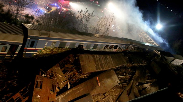 Над 30 загинали при тежка влакова катастрова в Гърция
