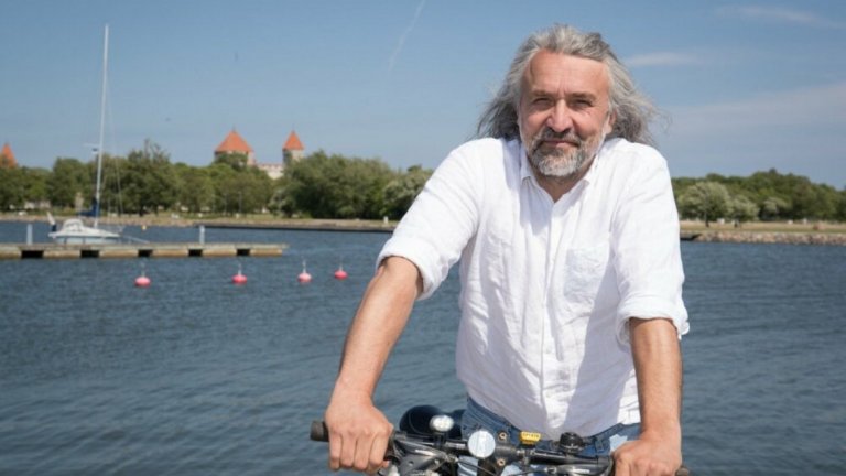 Похлак често се качва на велосипед.