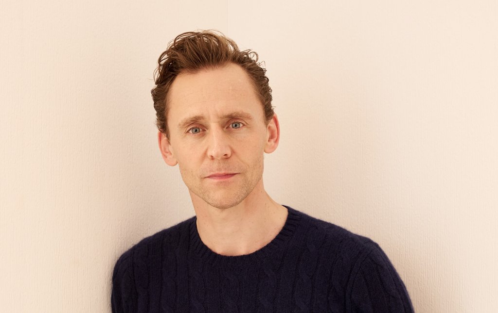 Том Хидълстън 
Двете звезди се запознават на „Мет Гала“ през 2016 г., а месец след като става ясно, че Тейлър Суифт и Калвин Харис вече не са заедно, певицата е засечена в прегръдките на Том Хидълстън. Връзката им приключва през септември същата година.