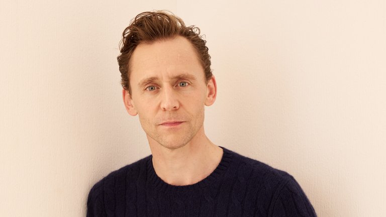 Том Хидълстън 
Двете звезди се запознават на „Мет Гала“ през 2016 г., а месец след като става ясно, че Тейлър Суифт и Калвин Харис вече не са заедно, певицата е засечена в прегръдките на Том Хидълстън. Връзката им приключва през септември същата година.