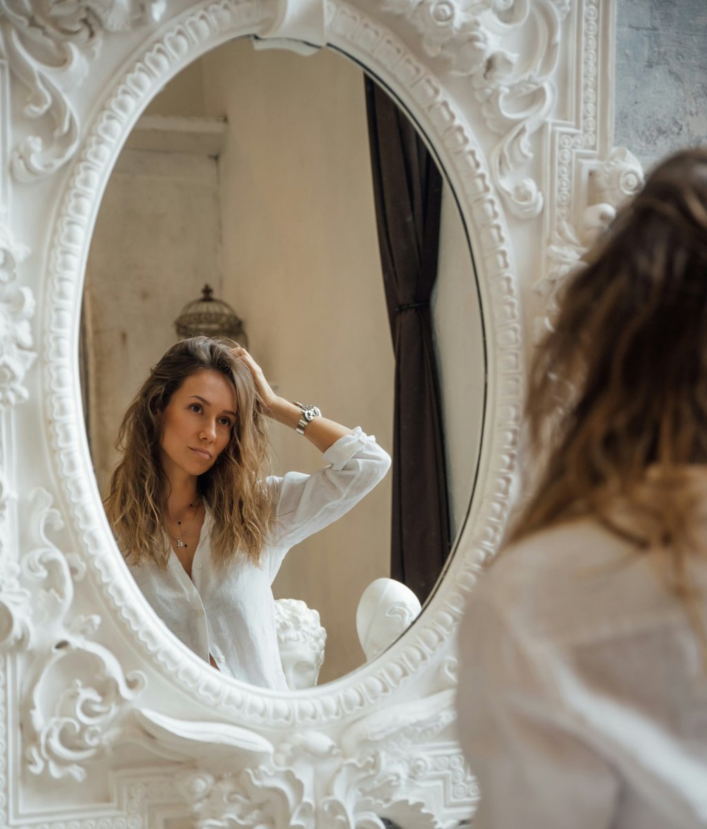 Огледалце, огледалце... Защо понякога искам да те счупя?