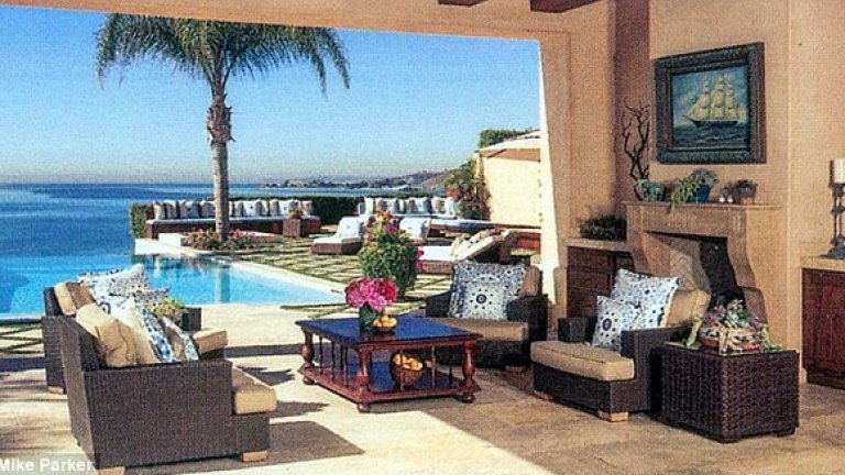 Имотът има шест спални, девет бани, фитнес, басейн и всички удобства, за които може да се сети човек.