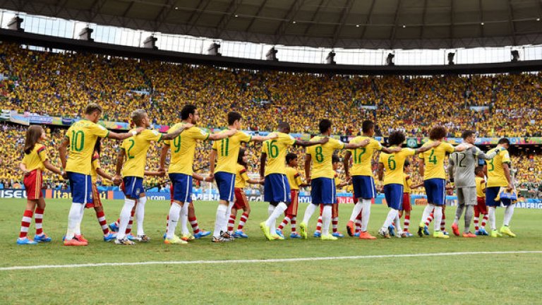 Бразилците бяха изключително надъхани, излязоха на терена по този начин, а изпълнението на химна бе толкова емоционално, че Неймар се разплака. Но играта не вървеше...