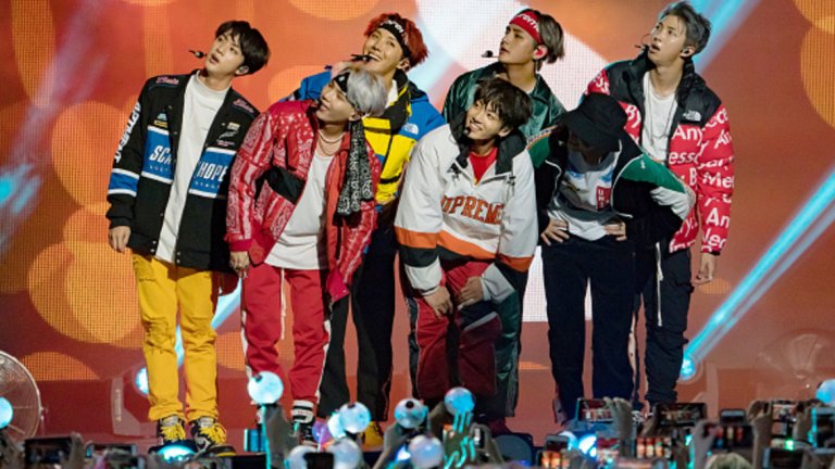 BTS ("Beyond the Scene") 
 
Корейската поп-група, създадена преди 5 години, продължава да трупа фенове от цял свят. През последната година BTS успяха да подобрят собствения си рекорд за най-добро представяне на корейски албум в Billboard. Истинският двигател на успеха им обаче е вярната им база от фенове в социалните мрежи, които дебнат с нетърпение всяка новина, туит или клип на седморката. Само за 24 часа видеото към песента Fake Love почти успя да задмине вечните рекорди по гледаемост на Тейлър Суифт и Psy. В момента групата има най-малко 50 млн. последователи в англоезичните социални мрежи.