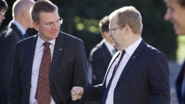 Външният министър на Латвия Едгар Ринкевич (вляво) си навлече гнева на Русия