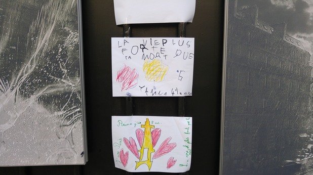 "Животът е по-силен от смъртта", пише на детска рисунка, оставена на стената на Посолството на Франция