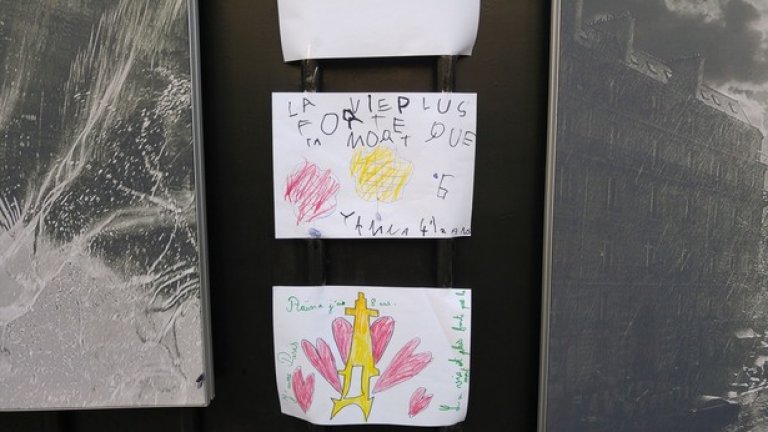 "Животът е по-силен от смъртта", пише на детска рисунка, оставена на стената на Посолството на Франция