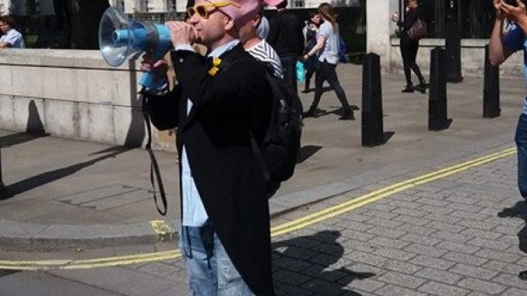 Протестиращ с маска на прасе на Даунинг Стрийт 10 - шега с премиера в оставка Дейвид КамерънСнимки: Ася Драганова и Майк Грозавеску