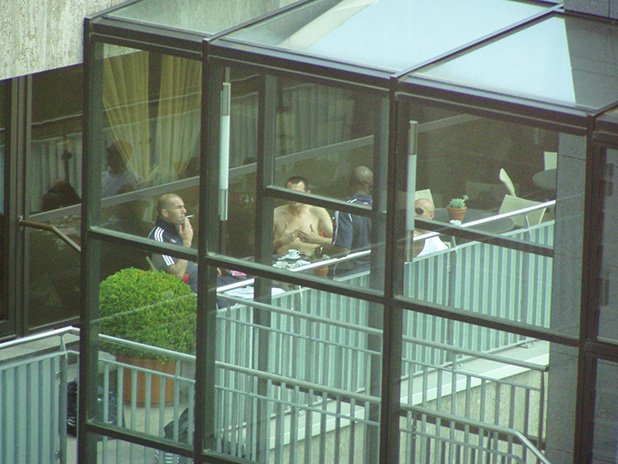 През 2006 г. преди полуфинала на световното Франция - Португалия, фотограф засне Зинедин Зидан да си пафка край прозореца на хотела.