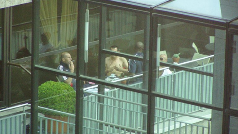 През 2006 г. преди полуфинала на световното Франция - Португалия, фотограф засне Зинедин Зидан да си пафка край прозореца на хотела.
