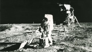 Наистина ли няма снимки на Нийл Армстронг на Луната?