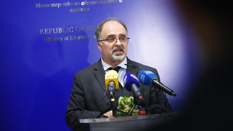 Според Найден Тодоров също така част от приходите им трябва да бъдат насочени за европейски продукции