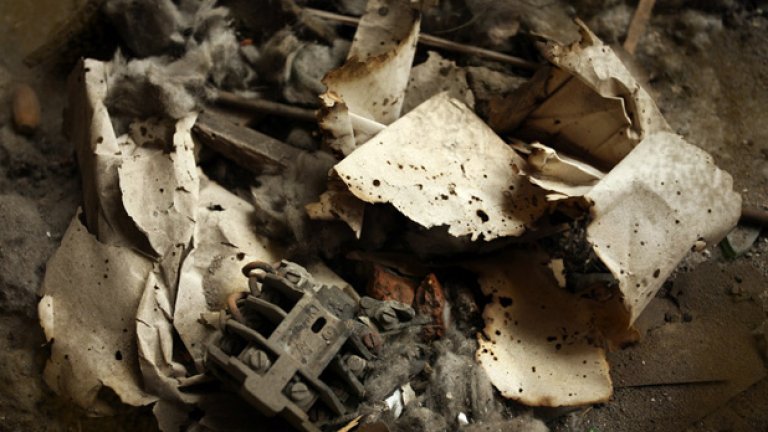 ... изгорели листа хартия, стълба, по която никога нямаше да сляза, а зад гърба ми се подхилкваше собствената ми сянка