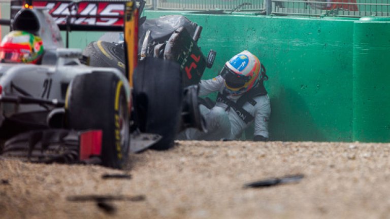 Алонсо катастрофира тежко