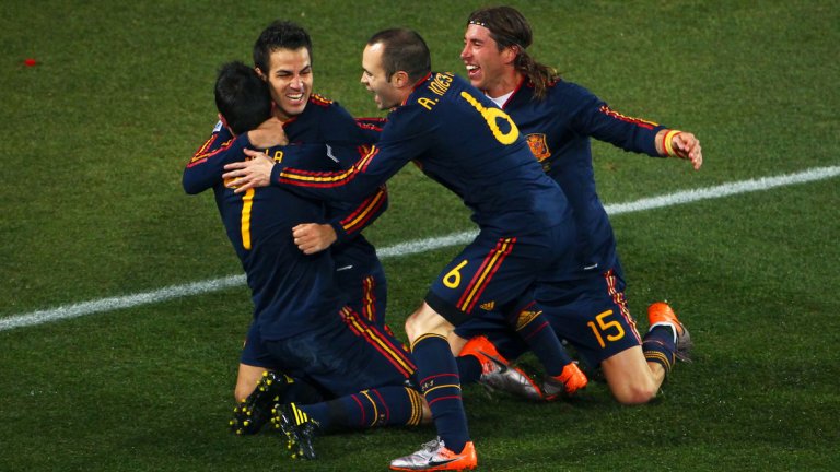 Десен бек: Серхио Рамос
32-годишният бранител ще започне 13-ия си сезон с фланелката на Реал Мадрид. Игра и на Мондиал 2018, на който „ла фурия“ претърпя ново безславно отпадане след това в групите преди четири години.