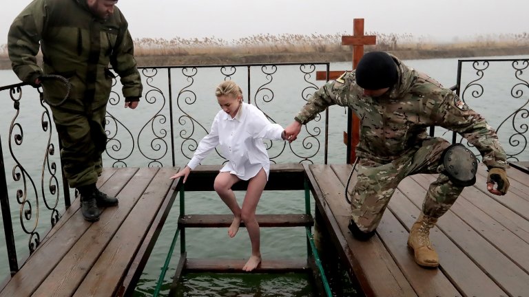 Мъже и жени излязоха да почетат ритуала тази година.