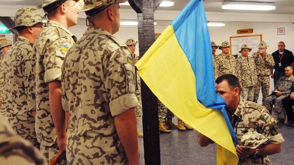 1024px-Kissing_the_flag