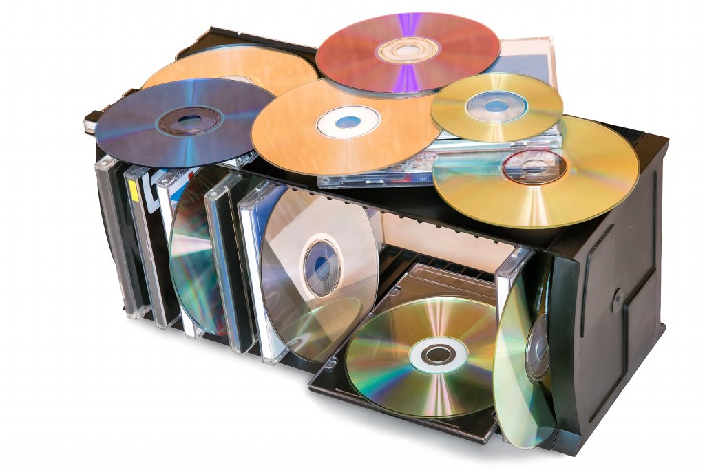 Холдър за касети или CDВ ерата преди Spotify тук си държахме музиката. Преди да се тръгне на път пък започваше едно избиране на касети и CD-та, за да сме сигурни, че из път ще слушаме наистина най-любимата ни музика.