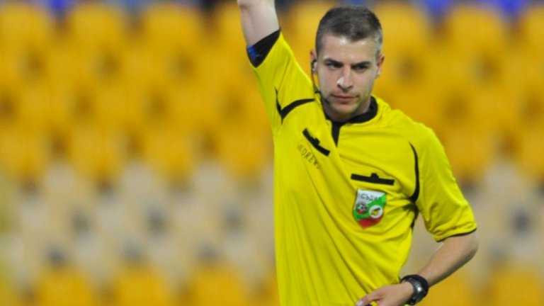 Читателят, рефер, депутат и млад милионер Стефан Апостолов напоследък се прояви не само в парламента, но и на футболния терен на международно ниво. Той демонстрира ярко изразен собствен почерк в съдийството по време на квалификацията за Шампионската лига между Розенборг и Валур, когато свирна три дузпи, последните две от които за игра с... глава. Първата дузпа беше за игра с ръка, прибрана плътно до тялото. Да се възмущаваме би било нечестно - и Апостолов като всички нас беше гледал Световното първенство и тотално се беше объркал какви са критериите за отсъждане на наказателен удар при игра с ръка.