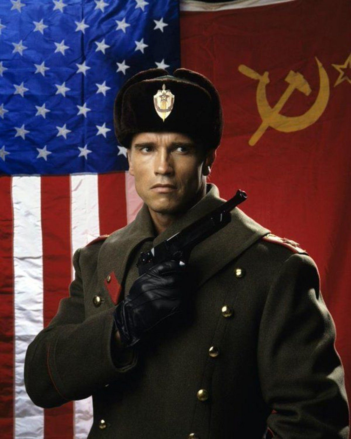 "Червена топлина" (Red Heat, 1988 г.)

Австриецът Арнолд Шварценегер играе руски полицай в американски "buddy cop" екшън - или един от онези пъти, в които акцентът на Арни му свърши добра работа. Неговият герой - капитан Иван Данко, пристига в Чикаго, за да преследва грузински наркобос. Посрещнат е от американско ченге (Джим Белуши) и по стечение на обстоятелствата двамата трябва да обединят сили, за да спрат "лошия" - Виктор Роста, пример за това какви безскрупулни злодеи ражда съветският режим.