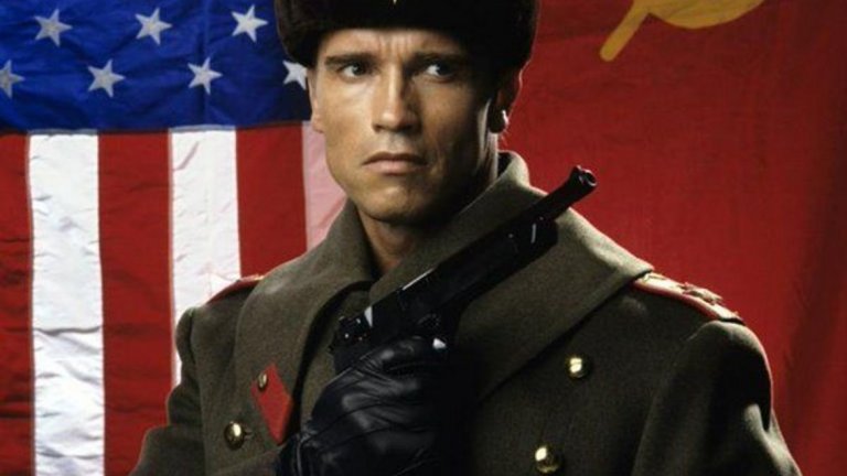 "Червена топлина" (Red Heat, 1988 г.)
Австриецът Арнолд Шварценегер играе руски полицай в американски "buddy cop" екшън - или един от онези пъти, в които акцентът на Арни му свърши добра работа. Неговият герой - капитан Иван Данко, пристига в Чикаго, за да преследва грузински наркобос. Посрещнат е от американско ченге (Джим Белуши) и по стечение на обстоятелствата двамата трябва да обединят сили, за да спрат "лошия" - Виктор Роста, пример за това какви безскрупулни злодеи ражда съветският режим.