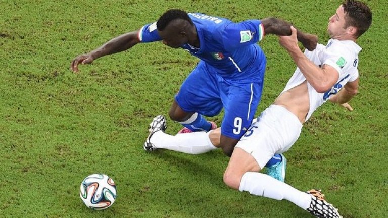 17.	Централните защитници и модерните бутонки с мрежа не са съвместими
Има нещо, което просто не пасва, когато дървен защитник като Гари Кейхил носи такива „шикозни“ обувки.