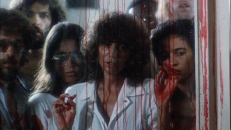 7. Милър Дрейк
Филм: "Пираня 2" (1981)
По-любопитното тук е кой е режисьорът-заместник - Джеймс Камерън, който години по-късно ще е на върха на славата заради "Терминатор" и "Аватар". Но да се върнем в началото. "Пираня" е нещо като копие на "Челюсти", но вместо една голяма риба имате много малки. Гениална кражба на идея, знаем. Продължението на филма е още по-глупаво (летящи пирани) и има много проблеми около създаването му. Завършеният вариант на Милър Дрейк не се харесва на продуцентите и той бива позорно уволнен. Камерън, по това време специалист по специалните ефекти към филма, получава неговата работа, но е уволнен две седмици по-късно. Дори не му дават да работи по монтажа. Според легендата той изчаква продуцентите да заминат за фестивала в Кан, прониква с взлом в монтажната и сглобява своята версия на филма, която години по-късно се появява в някои държави. Вече известен, режисьорът не иска да бъде свързан с неуспешната продукция с летящите пирани. Сигурно извънземните "индианци" със синя кожа са му по-близки до сърцето.