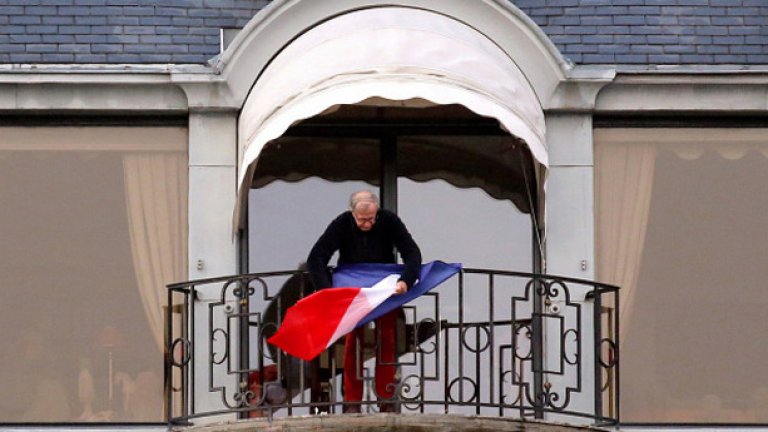 Французите се включиха в кампанията, като поставиха националния флаг на прозорците на жилищата си