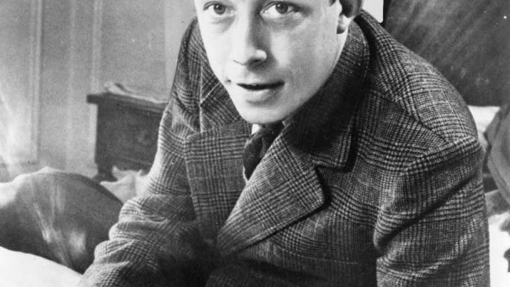 Albert_Camus,_gagnant_de_prix_Nobel,_portrait_en_buste,_posé_au_bureau,_faisant_face_à_gauche,_cigarette_de_tabagisme