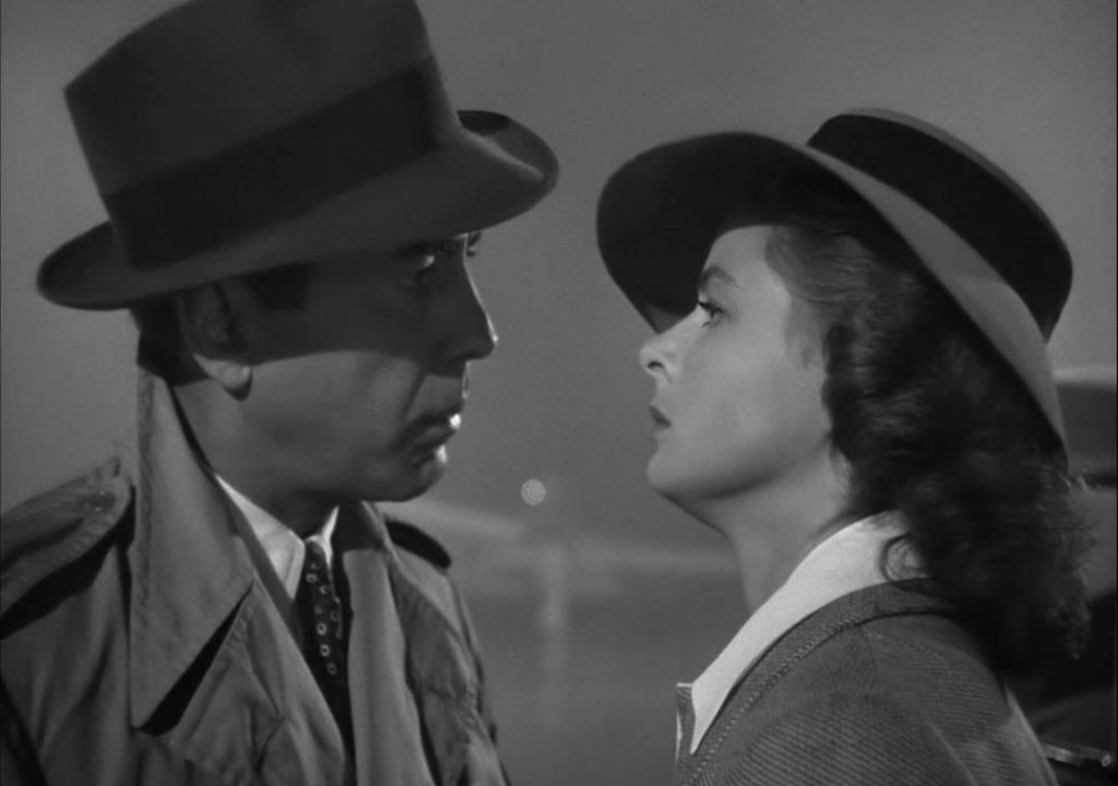 Казабланка в "Казабланка"
Ако има град, който да се идентифицира напълно с героите си, то това е Казабланка от едноименния филм. Продукцията, режисирана от Майкъл Къртис, получава осем номинации за наградите "Оскар" и печели три от тях - за най-добър филм, режисьор и сценарий. Главните роли във филма, проследяващ опустошителна любовна история на фона на борбата против нацистите, се изпълняват от Хъмфри Богарт и Ингрид Бергман.