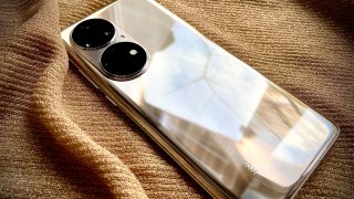 Смартфон с камери никои други и дизайн като от Космоса